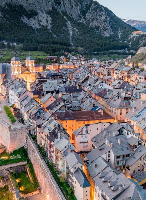 CITE VAUBAN ECLAIREE - SERRE CHEVALIER BRIANCON - 2<>