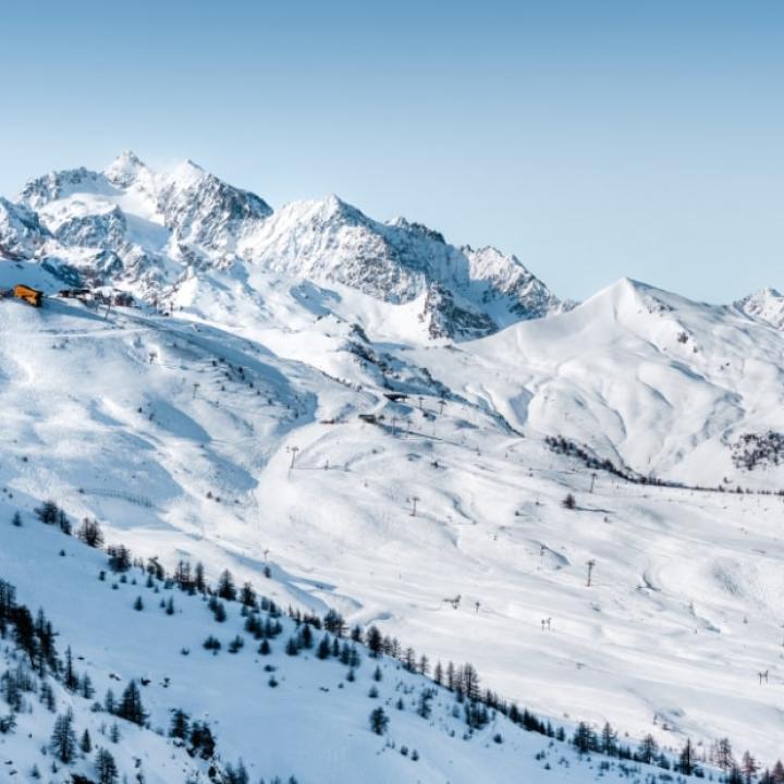 Vue de Serre Chevalier et de ses pistes
